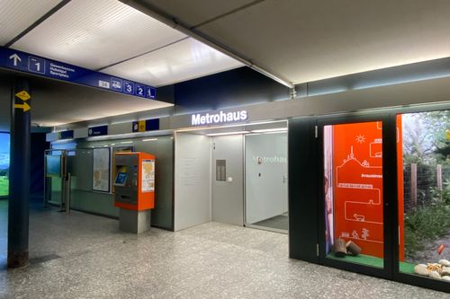 Metrohaus Eingang Bahnhof Worblaufen